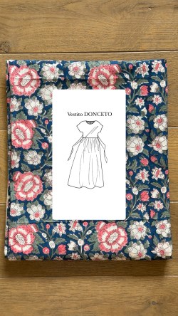 vestito UN MONDO DISEGNATO fiori rosa panna blu