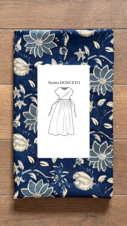 vestito UN MONDO DISEGNATO blu maxi fiori