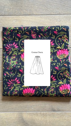 gonna UN MONDO DISEGNATO nerofucsia